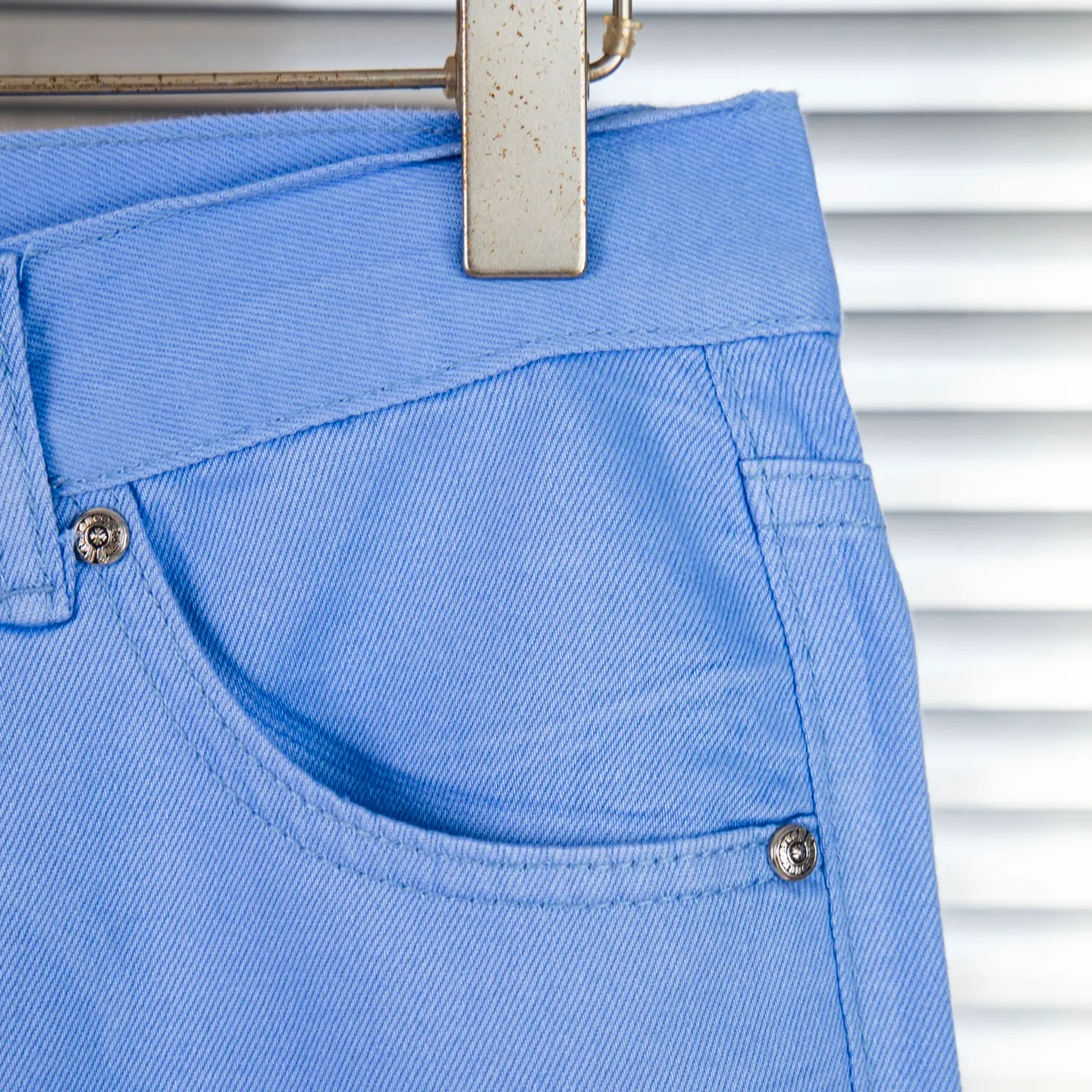 P270 CHROME HEARTS 25ss dopamine light blue cross patch leather washed jeans - Full of exploring the ultimate in fashion, Chrome Hearts' new Chrome Hearts pants not only present a unique style, the fresh ice blue color looks particularly youthful and energetic. The mid-high waist design is paired with a lazy and casual style, which not only shows long legs but also maintains a casual feel. It is a must-have fashion choice for trendy men and trendy women. Style number: 1752# Color: Dopamine light blue Size: 28 30 32 34